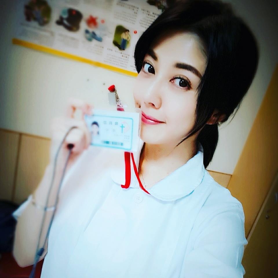▲▼韓瑜圓夢當「最正護理師」 白衣制服上工美炸。(圖/翻攝自韓瑜臉書)