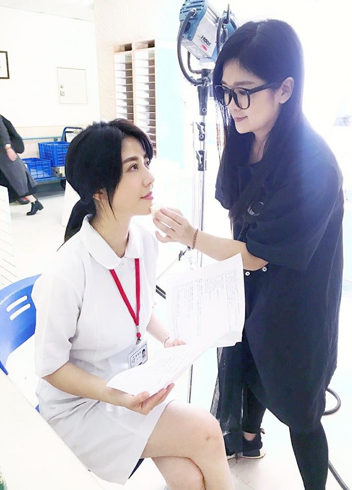 ▲▼韓瑜圓夢當「最正護理師」 白衣制服上工美炸。(圖/翻攝自韓瑜臉書)