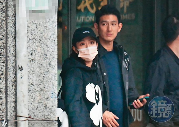 【獨家】【熱戀罩不住】宋芸樺親暱約會無罩男友　臉貼臉看手機