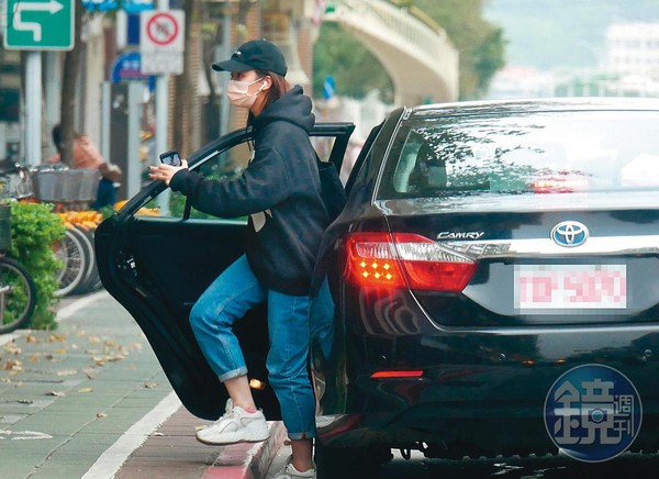 【獨家】【熱戀罩不住】宋芸樺親暱約會無罩男友　臉貼臉看手機