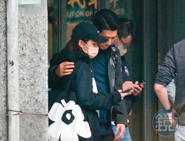 【獨家】【熱戀罩不住】宋芸樺親暱約會無罩男友　臉貼臉看手機