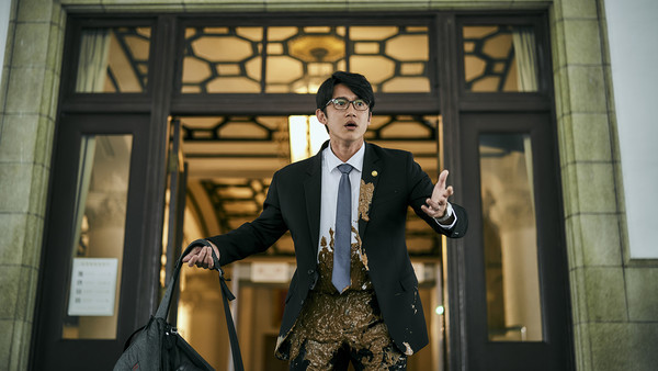 ▲《我們與惡的距離》賈靜雯劇中兒子被無差別殺人意外而死，溫昇豪飾演先生，吳慷仁法扶律師。（圖／公視提供）
