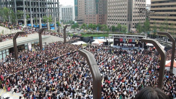 ▲Super Junior-M台灣首次舉辦簽名會吸引6000人到場盛況。（圖／avex Taiwan提供）
