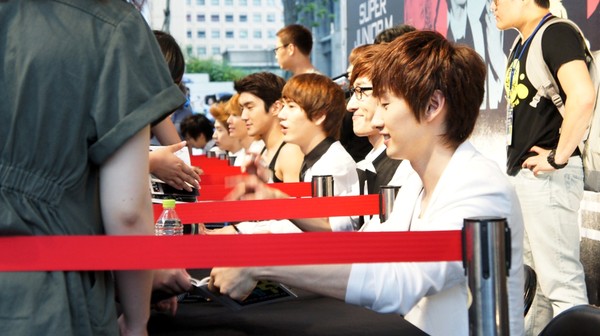 ▲Super Junior-M台灣首次舉辦簽名會吸引6000人到場盛況。（圖／avex Taiwan提供）