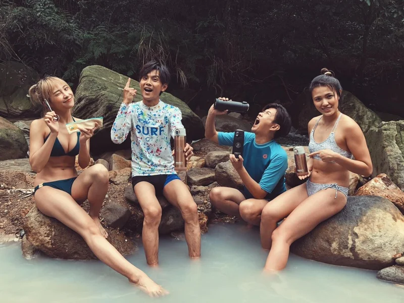 黃云歆(左一)、Jessica(右一)剛加入時,和阿翔、顏永烈去泡野溪溫泉。圖/鬧著玩提供