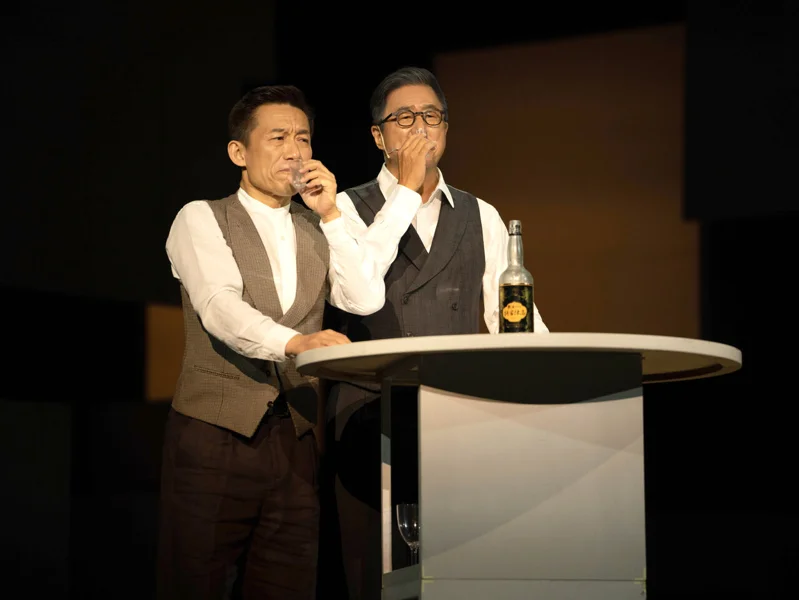 王偉忠(右)、郭子乾舞台上穿插演出王偉忠事業與家庭生活。圖／金星文創提供